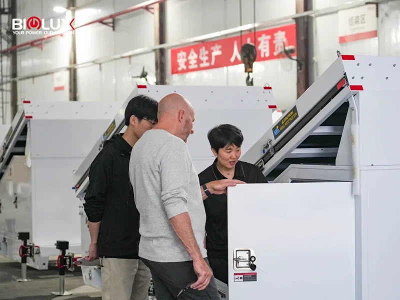 American construction contractor views mobile solar cctv tower and solar security trailer American construction contractor views mobile solar cctv tower and solar security trailer