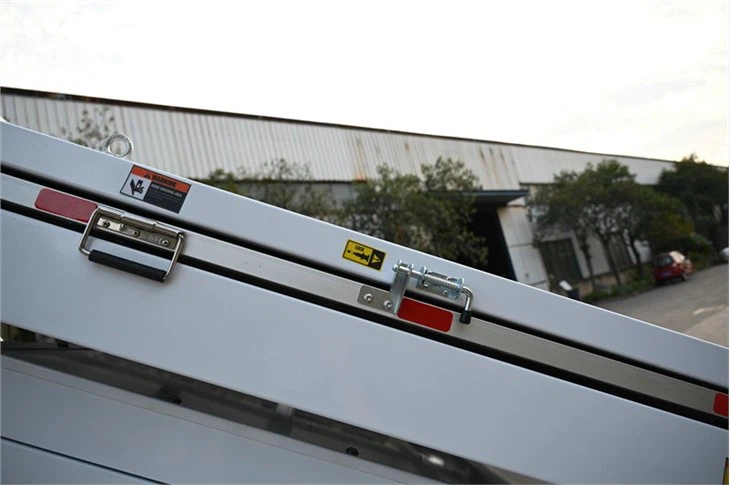Rotate 360°LED Light With Mobile Solar Trailer